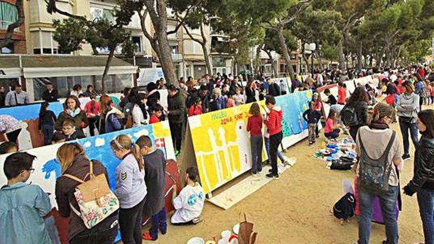 Els petits artistes i els seus acompanyants, participant en els més de setanta murals al passeig de la Mestrança de Blanes.