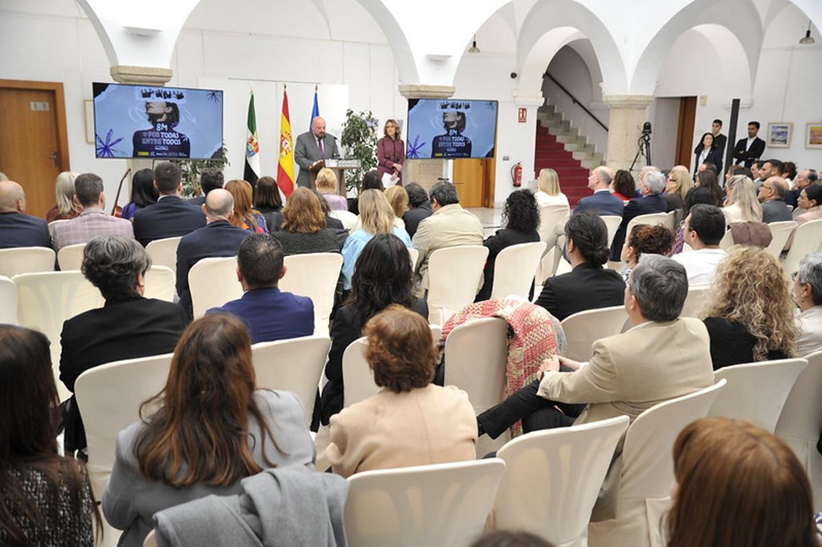 Galería | Acto institucional del Día de la Mujer en la Asamblea de Extremadura