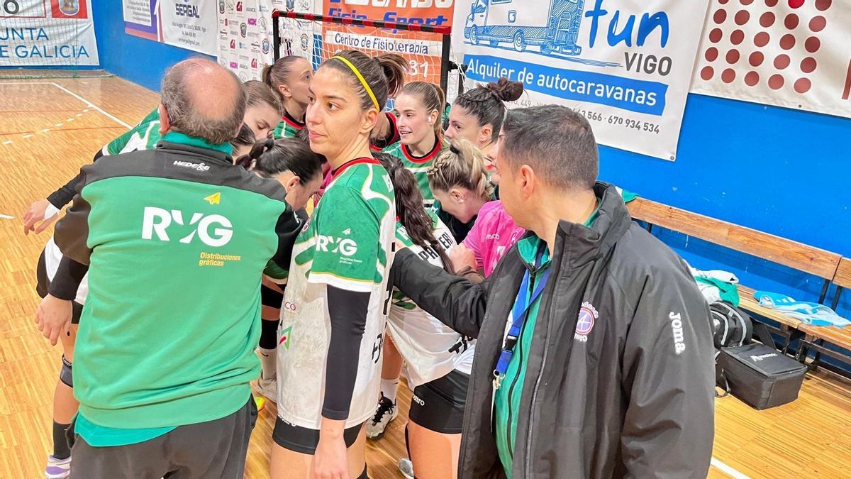El Salma Adesal celebra la victoria en la cancha del Carballal.