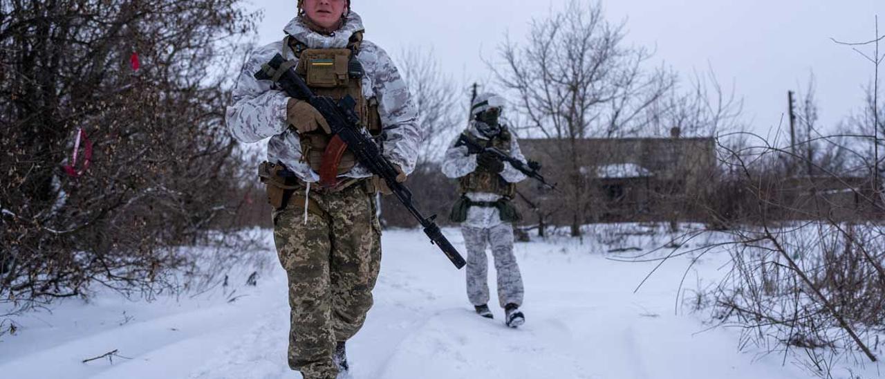 Un soldado ucraninano del 25 batallón de asalto del aire en Avdilvka, en Ucrania.