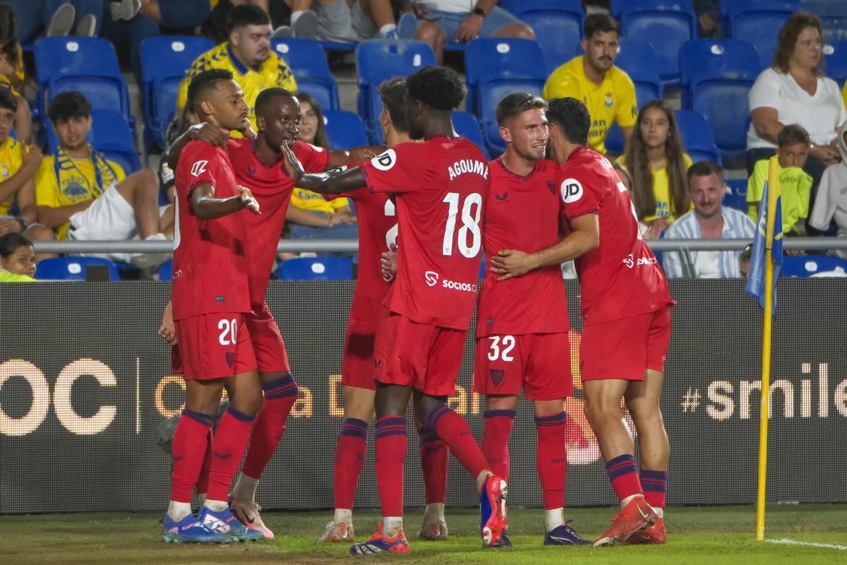 LAS PALMAS DE GRAN CANARIA , 16/08/2024.- Los jugadores del Sevilla celebran el gol de Juanlu, segundo del equipo andaluz, durante el partido de LaLiga entre la UD Las Palmas y el Sevilla FC, este viernes en el estadio de Gran Canaria. EFE/ Angel Medina G