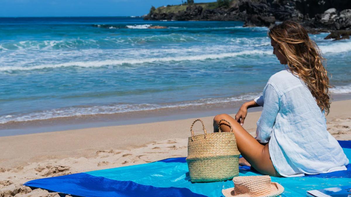 La toalla XXL perfecta para estar cómodos en la playa: para ocho personas y en oferta