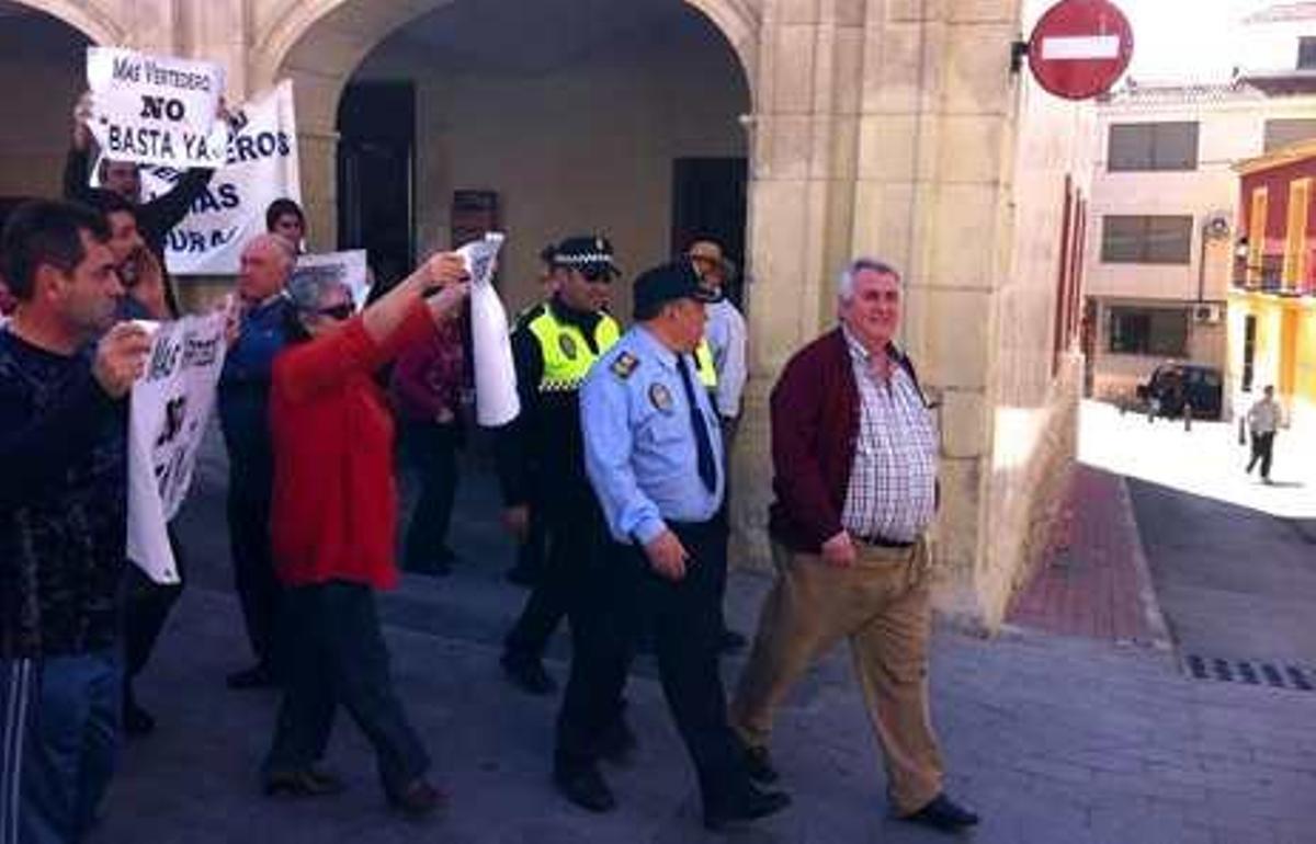 Los vecinos reprocharon al alcalde su actuación.