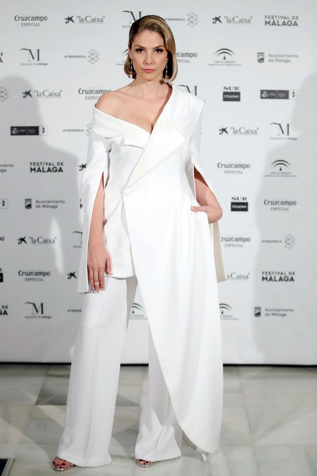 Paloma Bloyd con traje asimétrico blanco
