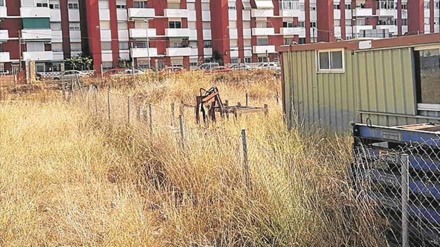 Alertan del peligro de solares abandonados junto a un colegio