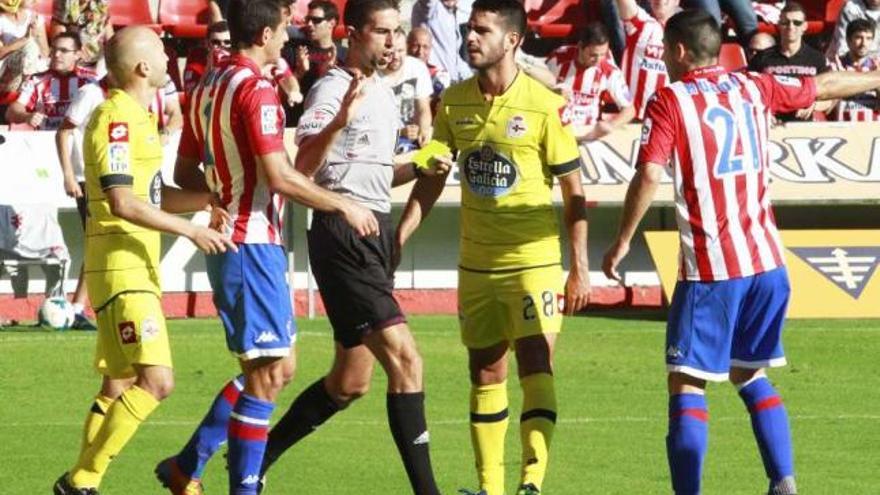 Insua y Laure protestan al árbitro en el partido de la primera vuelta. / lof