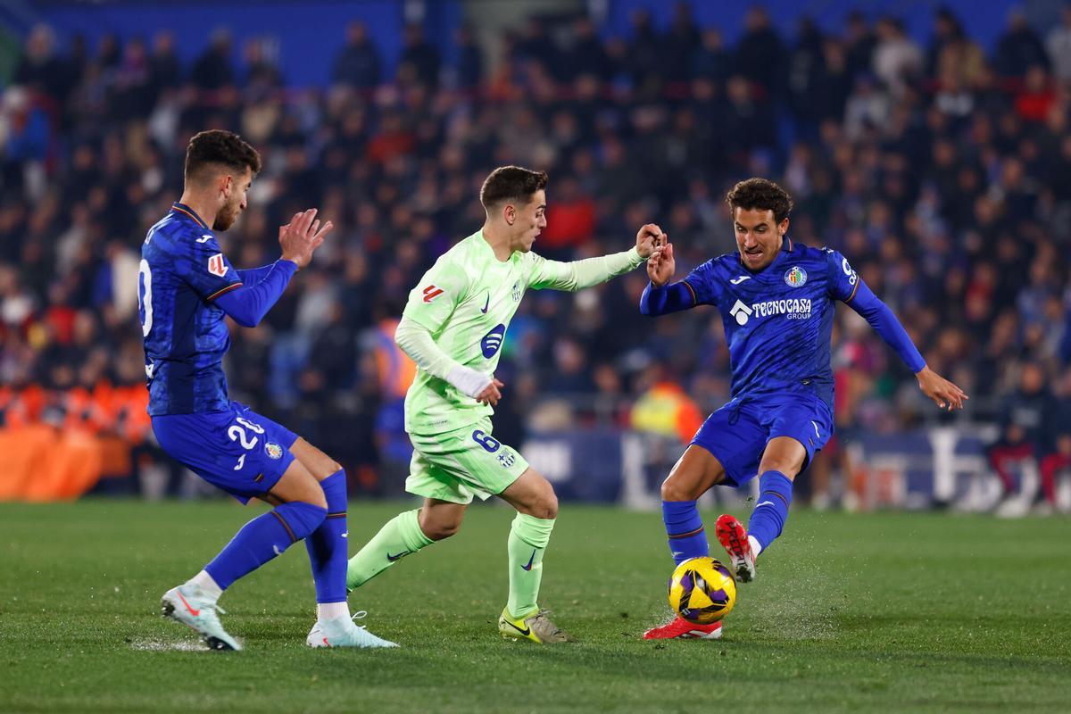 Pablo Martin Gavi of FC Barcelona and Luis Milla of Getafe CF in action during the Spanish League, LaLiga EA Sports, football match played between Getafe CF and FC Barcelona at Coliseum de Getafe stadium on January 18, 2025, in Madrid, Spain. AFP7 18/01/2025 ONLY FOR USE IN SPAIN. Dennis Agyeman / AFP7 / Europa Press;2025;SPAIN;SPORT;ZSPORT;SOCCER;ZSOCCER;Getafe CF v FC Barcelona - LaLiga EA Sports;