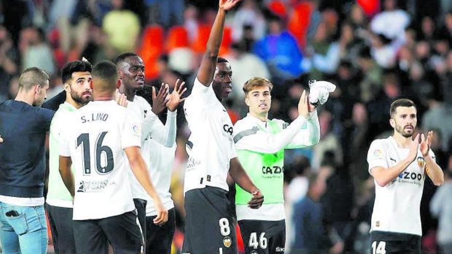 Los jugadores del Valencia
celebran la victoria 
contra Osasuna.  F.CALABUIG
