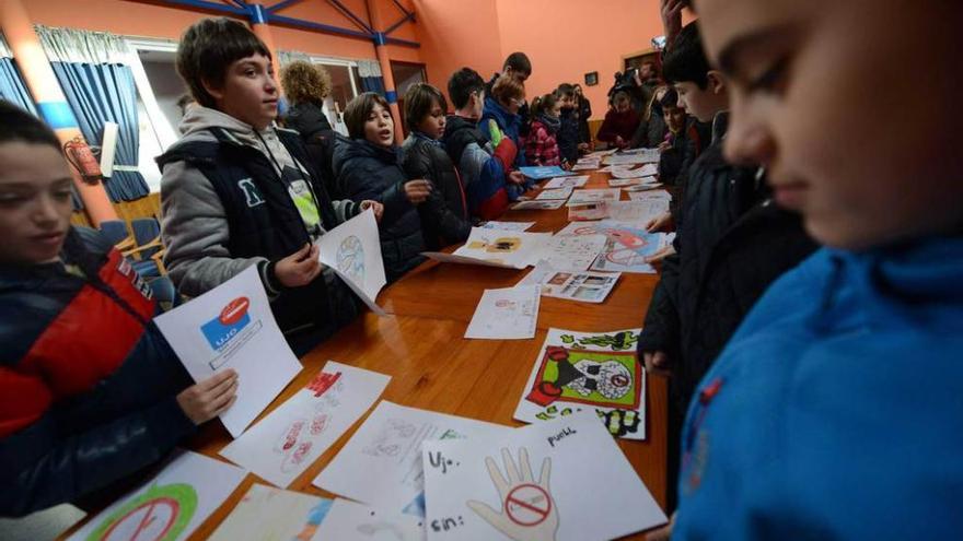 Estudiantes de los colegios de Ujo, ayer, en el centro de personas mayores.