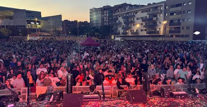Del 'superárbol' navideño de Albiol a los 'tardeos' ochenteros: la plaza de los grandes eventos en Badalona