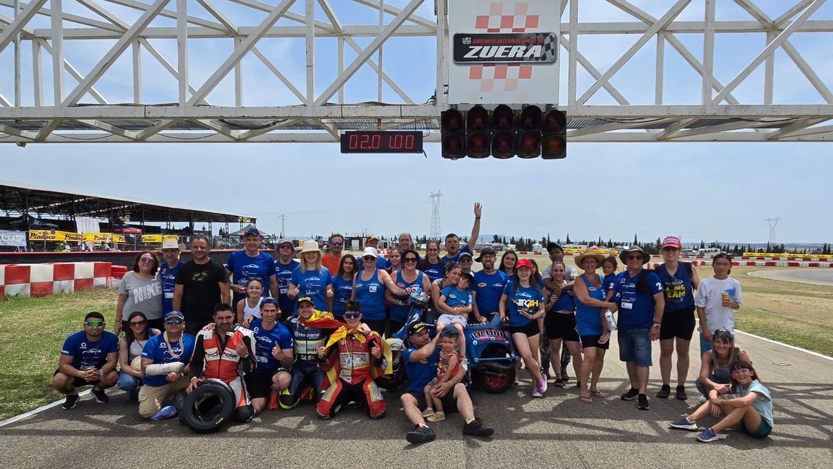 El equipo de JEDA MOTICOS RACING posa en la línea de meta después de la competición en el circuito de Zuera