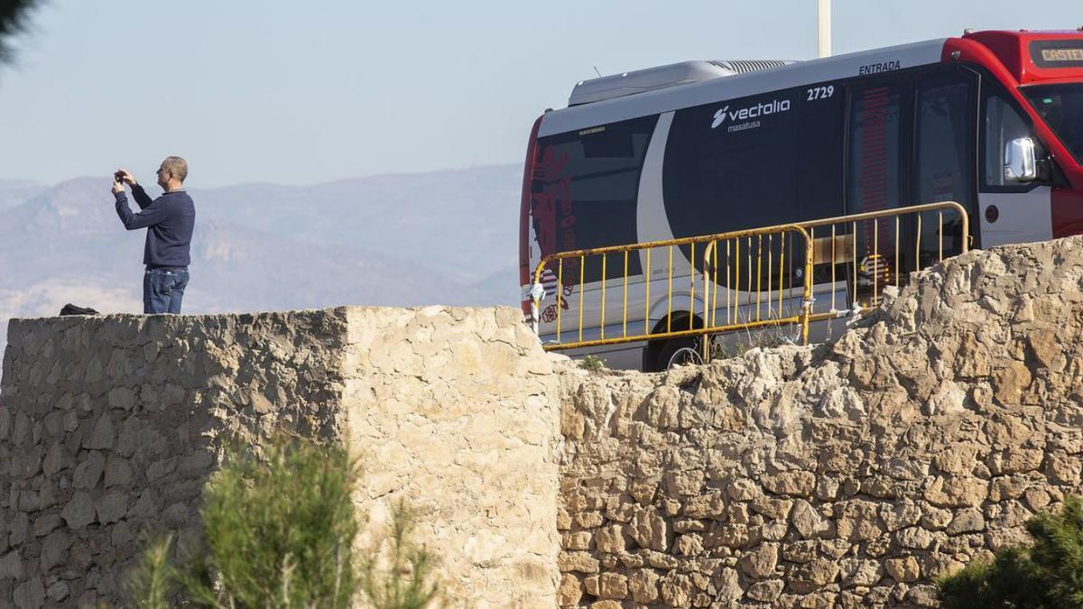 En la subida por carretera al Castillo hay varios puntos con desprendimientos y vallas. | ALEX DOMÍNGUEZ