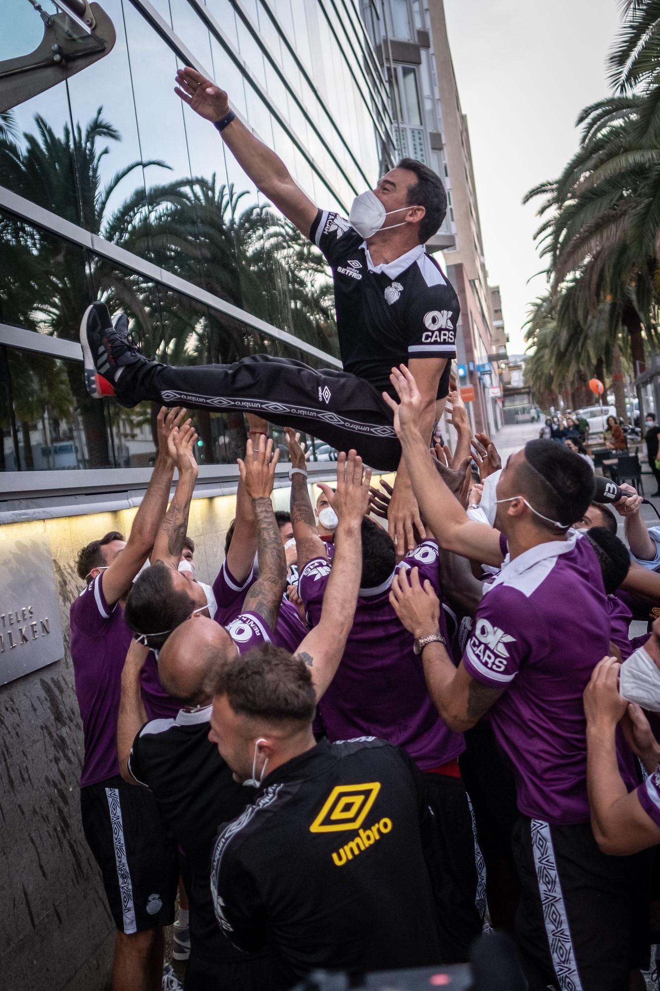 Los jugadores del Mallorca celebran que el ascenso a Primera