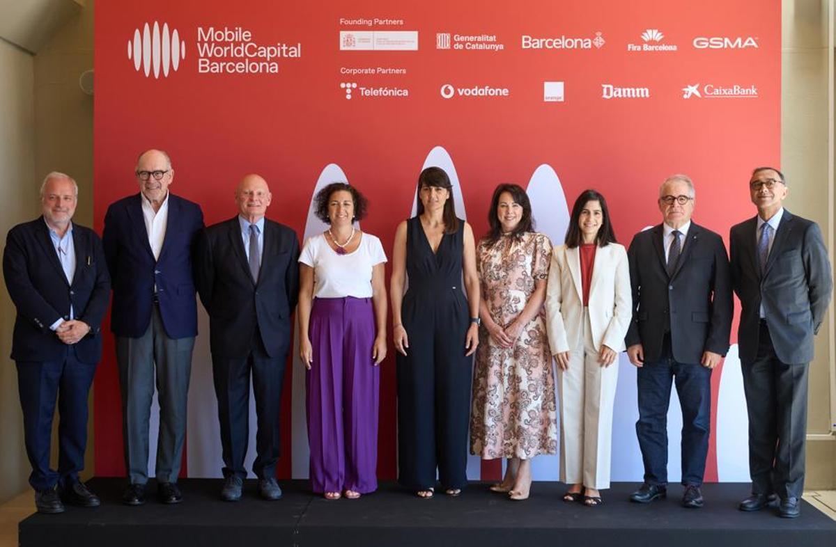 Laia Corbella, nueva directora ejecutiva de Mobile World Capital Barcelona, junto a los patronos de la fundación.