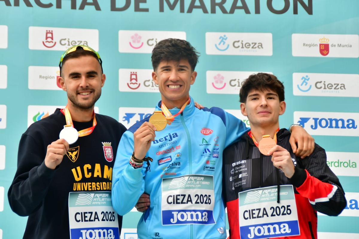 Manu Bermúdez, a la izquierda, en el podio junto a José Manuel Pérez (centro) y Javier de Arriba (derecha)