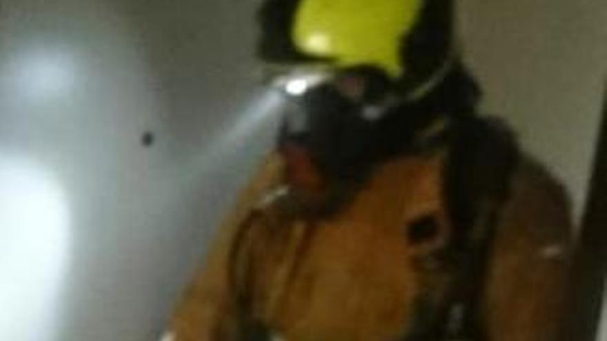 Un vecino de Dénia, intoxicado por humo al intentar apagar el incendio de su casa