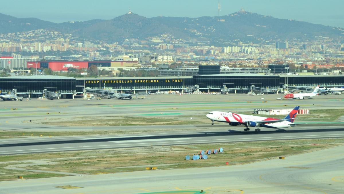 Pista principal del aeropuerto de El Prat, que se reasfaltará en los próximos días.