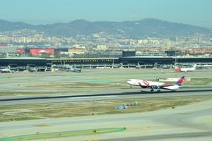 L’aeroport del Prat tanca 14 dies la pista principal per asfaltar-la