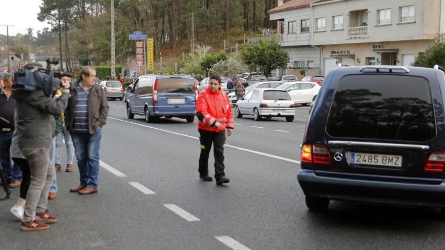 Un coche fúnebre en Valga (Pontevedra).