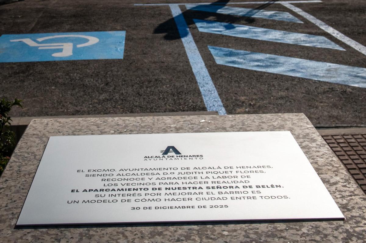 Placa instalada en el nuevo aparcamiento en en agradecimiento a la implicación de los vecinos