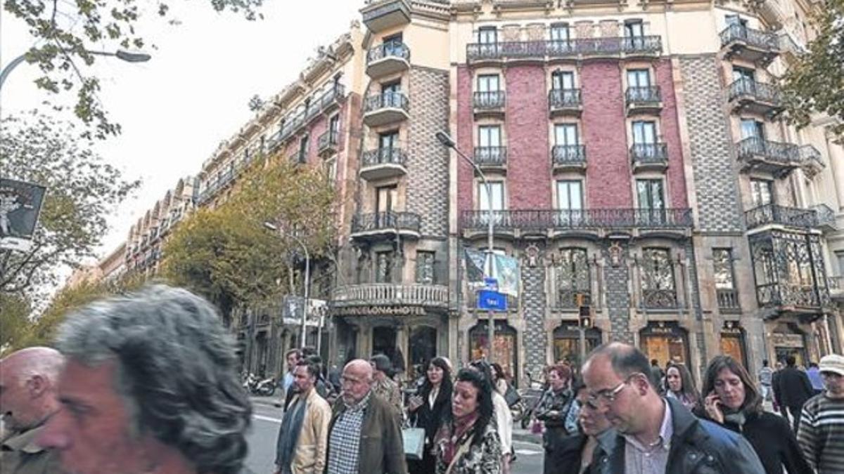 El edificio del Condes de Barcelona que se transformará en un cinco estrellas gran lujo, ayer.