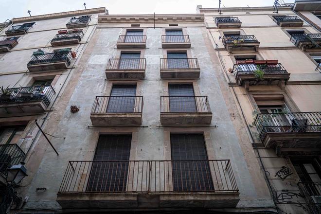 Barcelona entrega las llaves de 17 pisos de alquiler para jóvenes en un bloque que compró hace nueve años