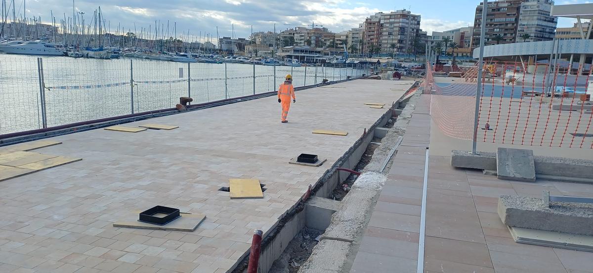 Pavimento del paseo del cantil de la bahía, entre el mar y la zona de ocio