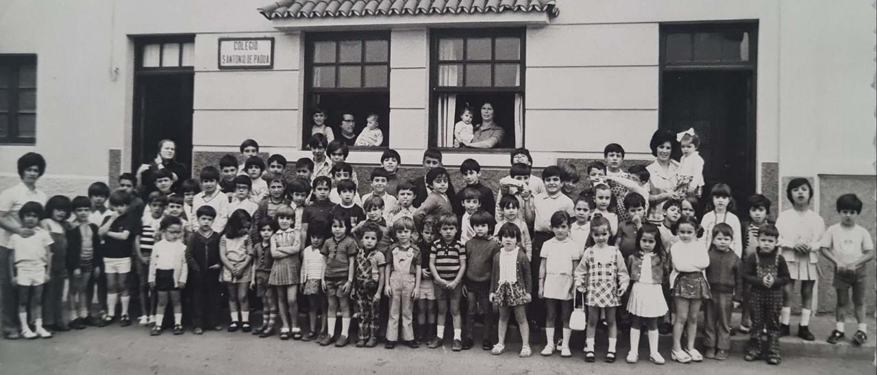 Chicha con sus alumnos (1970) en la nueva ubicación del colegio.