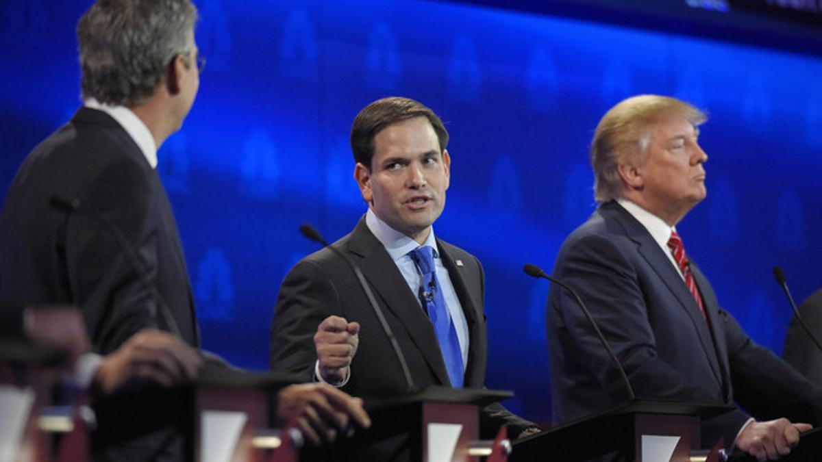 Marco Rubio se dirige a Jeb Bush, ante Donald Trump, anoche en el tercer debate republicano.