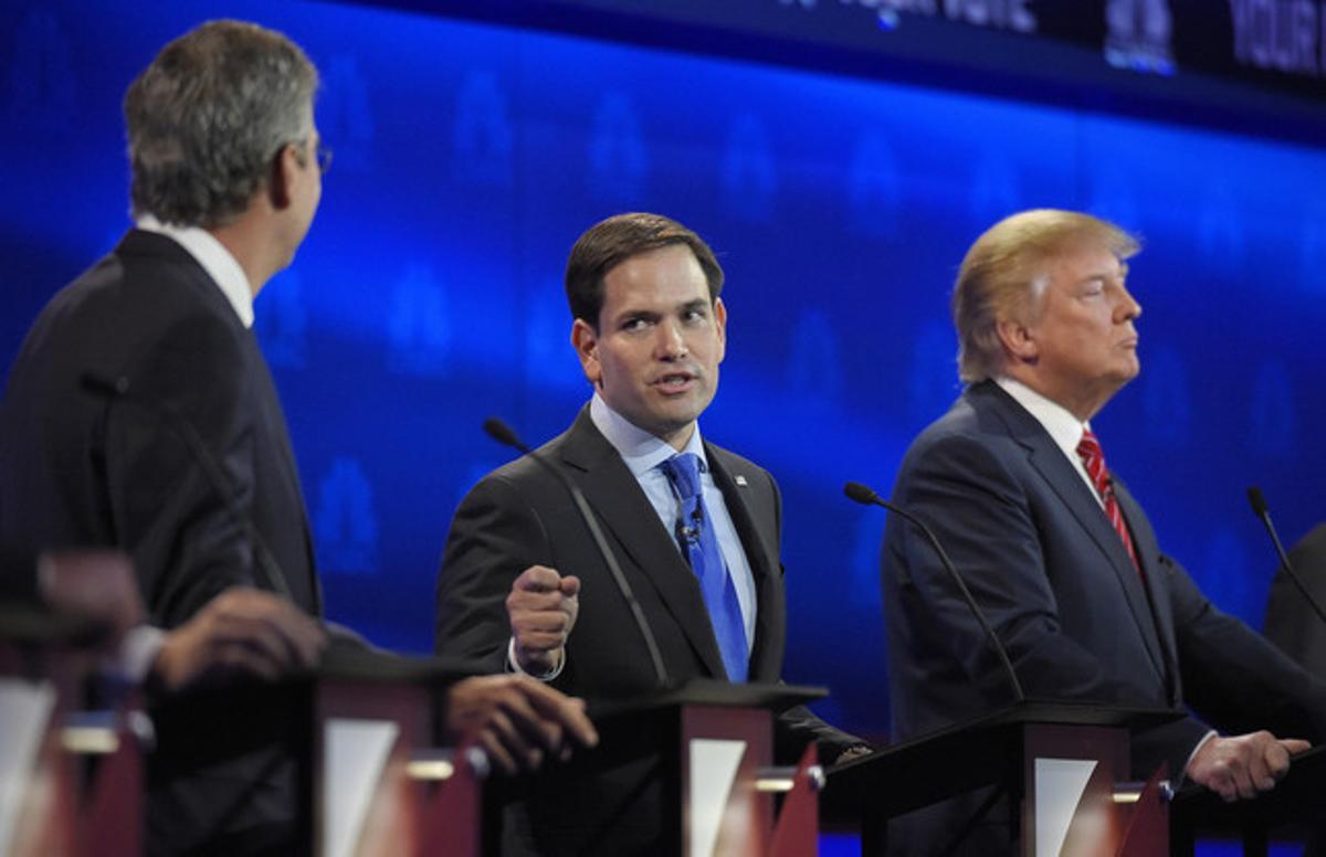 Marco Rubio es dirigeix a Jeb Bush, davant Donald Trump, aquesta matinada en el tercer debat republicà.