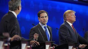 Marco Rubio es dirigeix a Jeb Bush, davant Donald Trump, aquesta matinada en el tercer debat republicà.