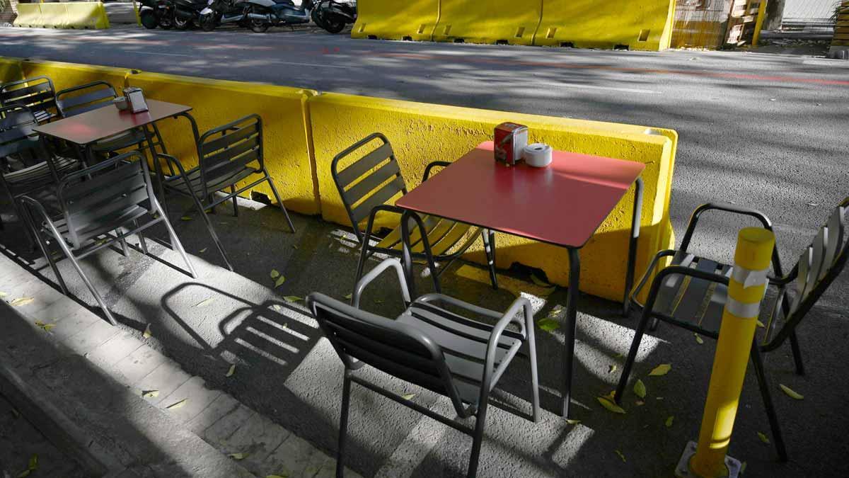 Una terraza ganada a la calzada, en una calle de Barcelona