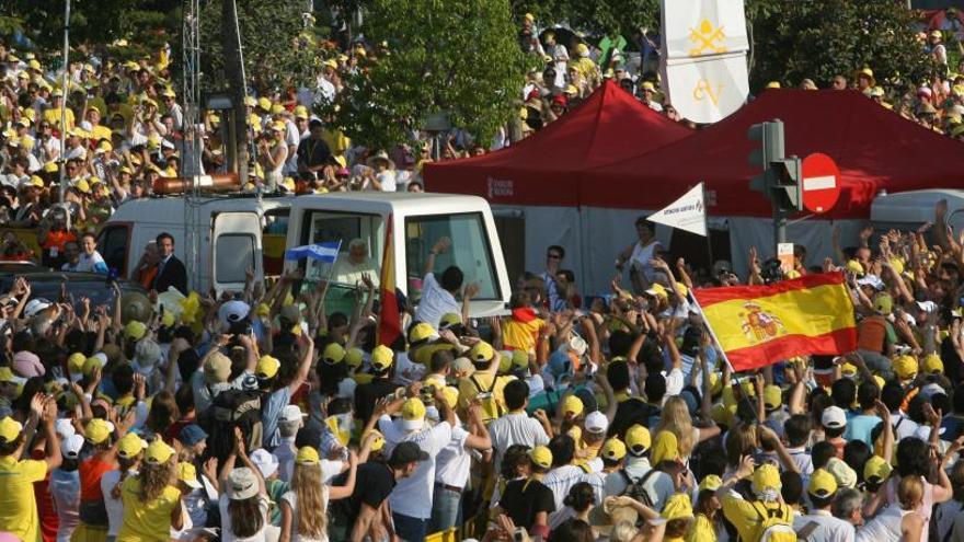 Traslado del papa móvil que transportó a Benedicto XVI durante los tres días que estuvo en València en 2006.