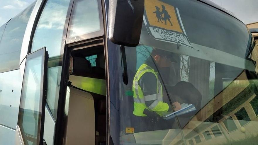 Un agente en un autobús escolar durante la campaña.