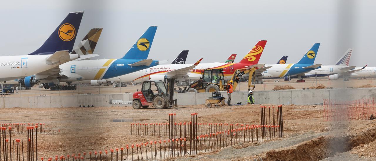 Varios aviones en el Aeropuerto de Teruel, líder en mantenimiento de aeronaves.