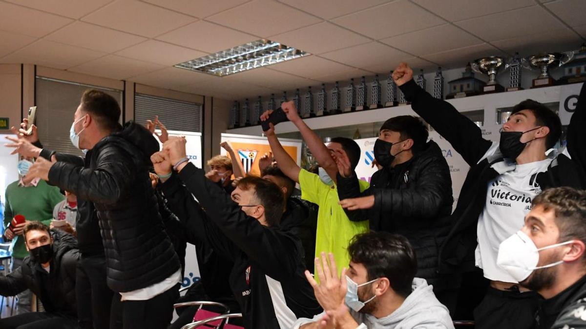 La plantilla de Guillermo Pigueiras salta de alegría al enterarse de que su rival será el Villarreal. |  // CARLOS PARDELLAS