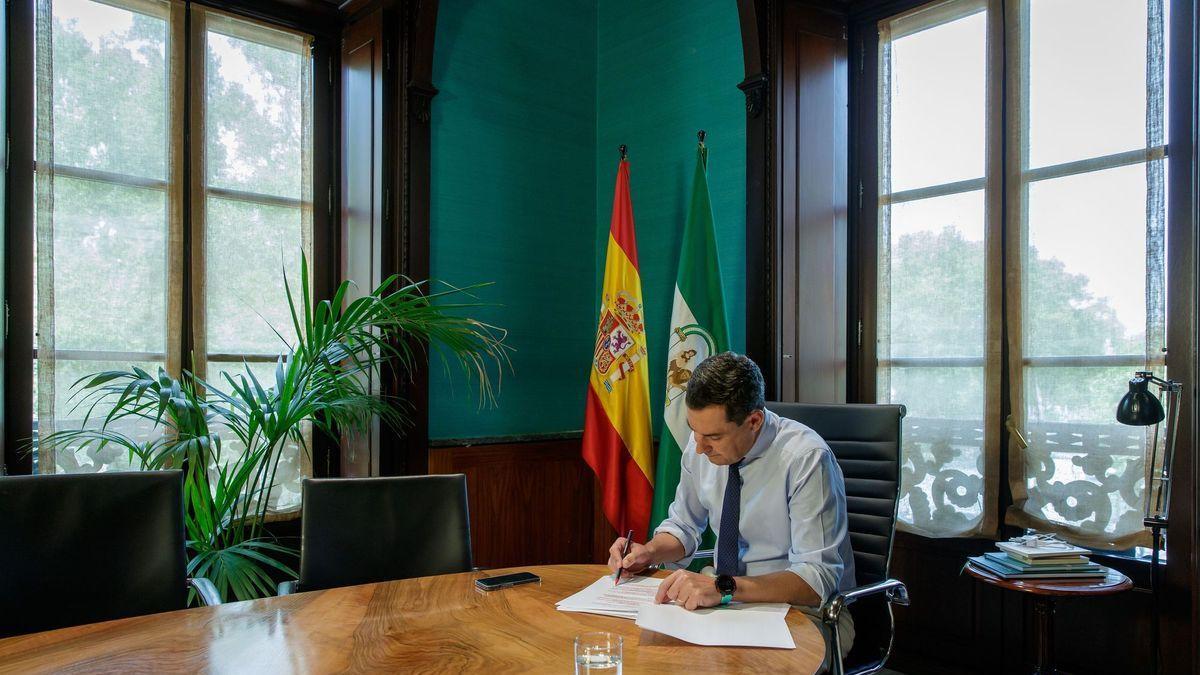 El presidente andaluz, Juanma Moreno, durante una entrevista con la Agencia Efe.