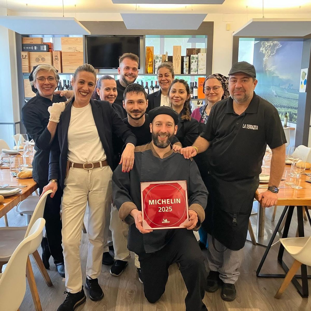 El equipo de La Terrazita con su placa Michelin 2025.