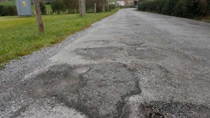 Estado del asfalto en la avenida del Campo.