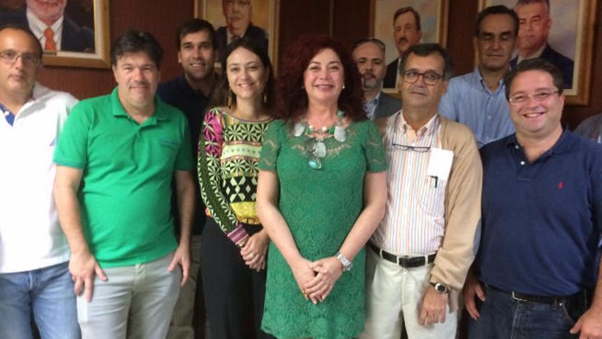 Beatriz Barrera, en el centro, junto a los asociados de Asocelpa, ayer.