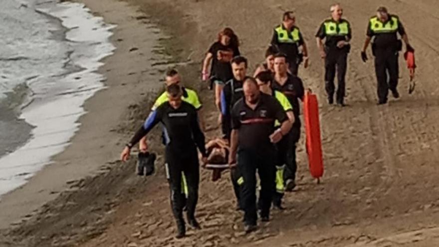 Los bomberos rescatan del agua in extremis a una joven en el Postiguet