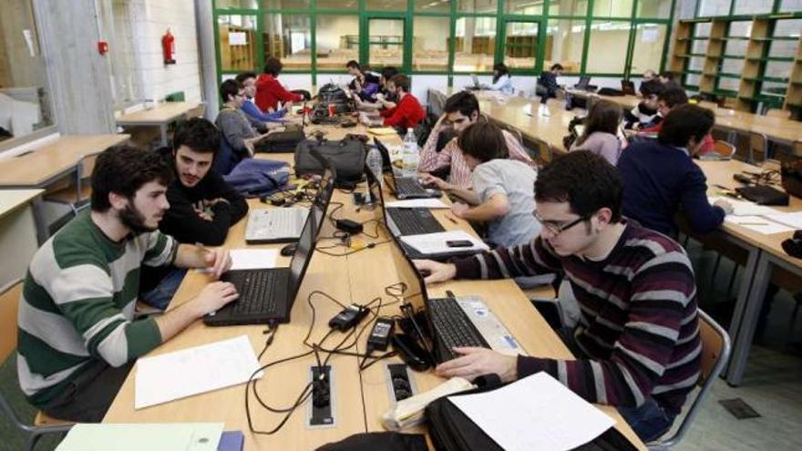 Estudiantes en la Facultad de Ingeniería Industrial de la Universidad de Vigo.  // R. Grobas