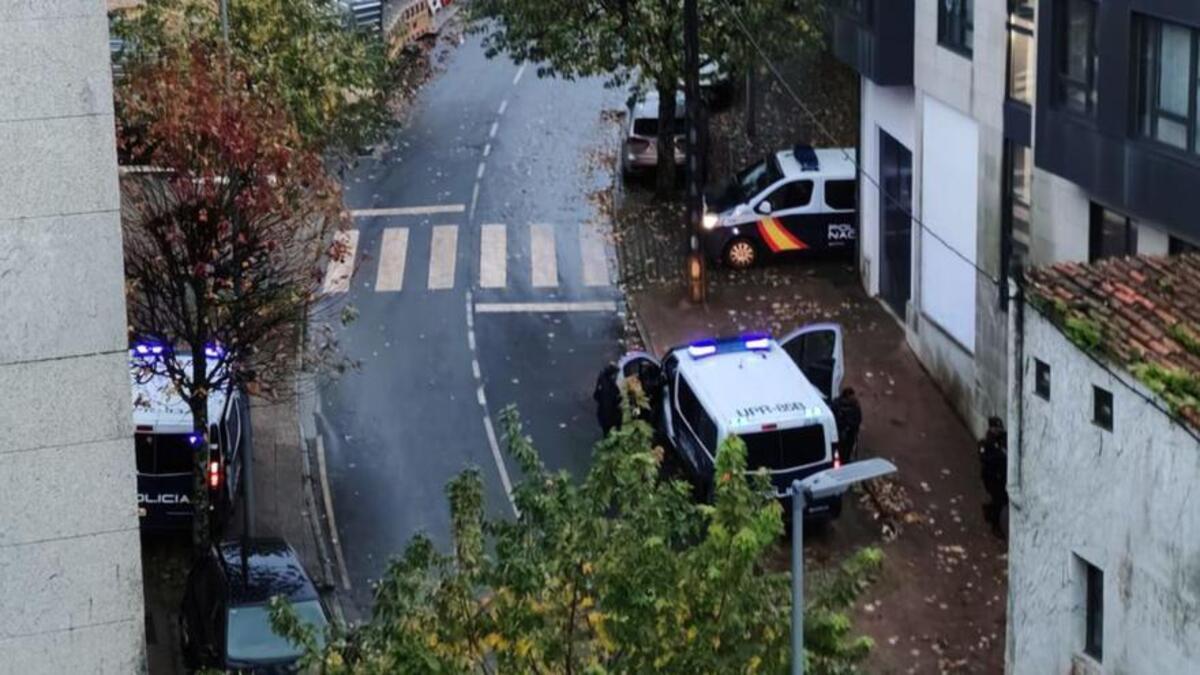 Furgones de la Nacional durante la detención en Fontiñas