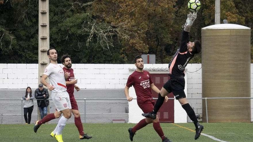 Kevin atrapa un balón por alto en el encuentro entre el Velle y el Beluso. // Enzo Sarmiento