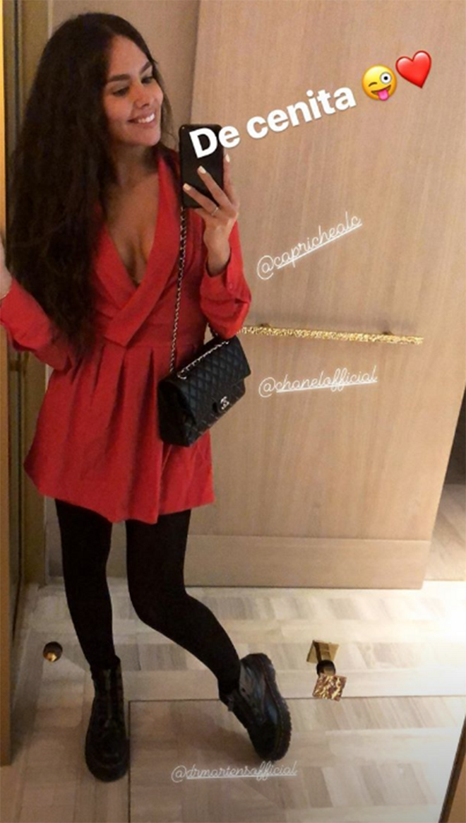 Cristina Pedroche con vestido rojo, bolso de Chanel y botines Dr Martens