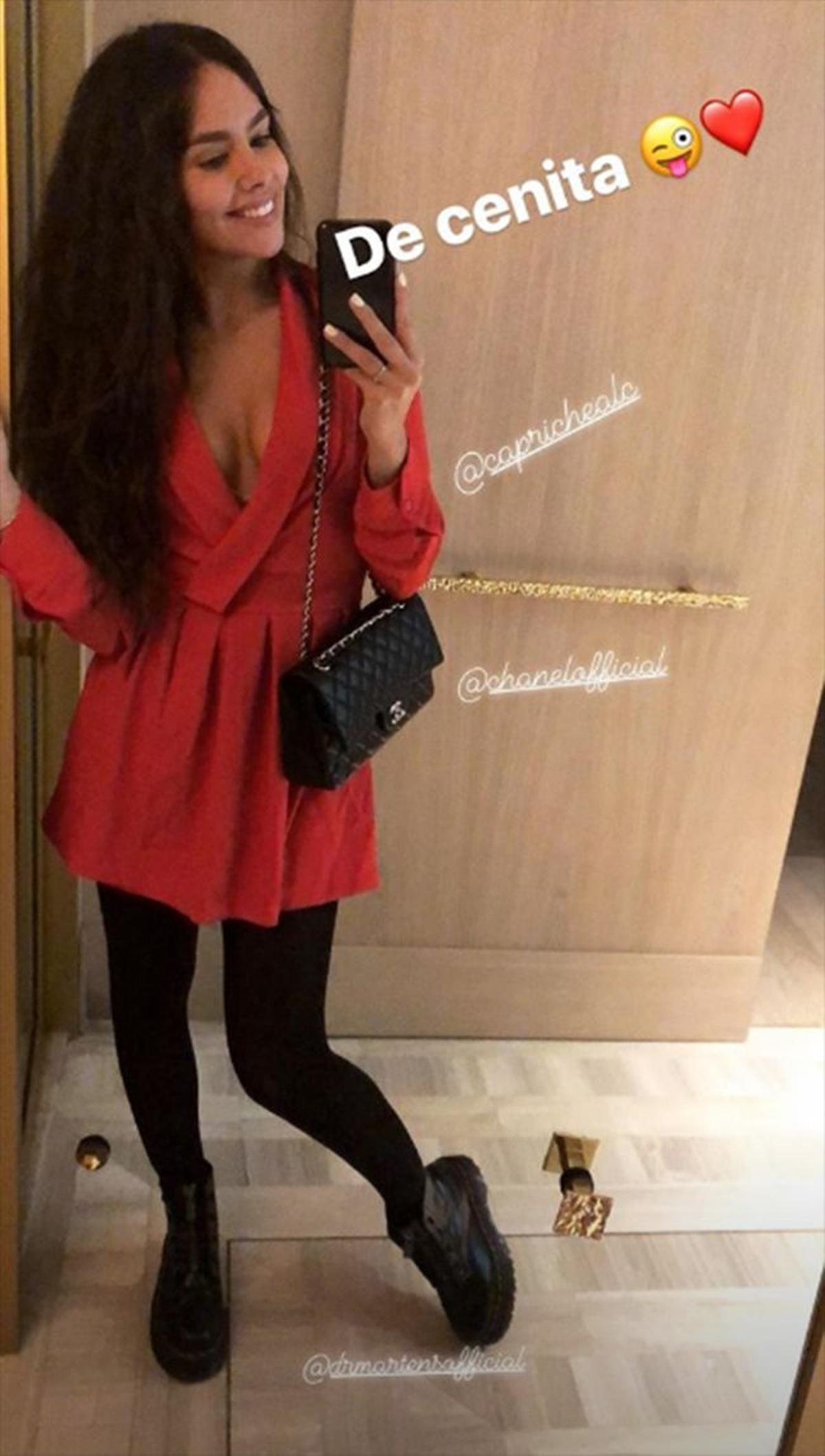 Cristina Pedroche con vestido rojo, bolso de Chanel y botines Dr Martens