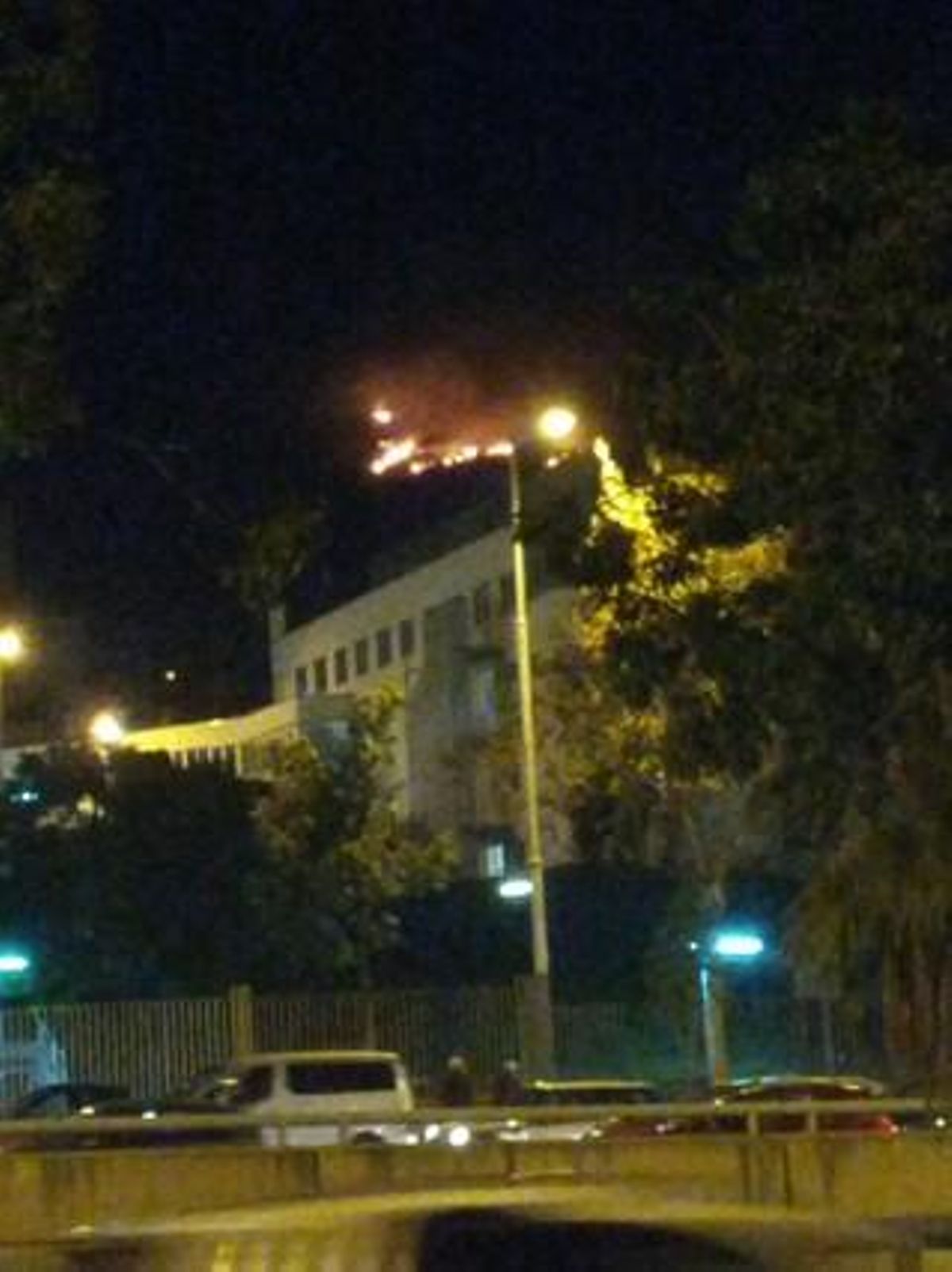 Foto de l’incendi de Collserola, a prop de Montbau, enviada a EL PERIÓDICO via Twitter per Martín A. Ribas (@MartinRivasPhD).