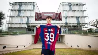 Héctor Fort firma su renovación con el Barça hasta 2029