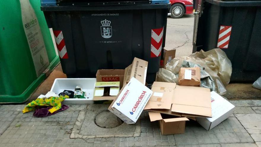 Foto que avisa en la app de la basura encontrada a los pies de una isla de contenedores.