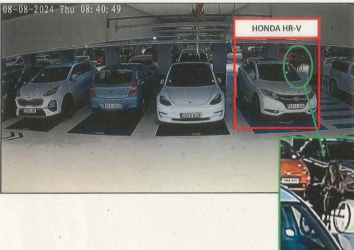 Imagen del aparcamiento con el coche de la fuga de Puigdemont identificado Imagen del aparcamiento con el coche de la fuga de Puigdemont identificado